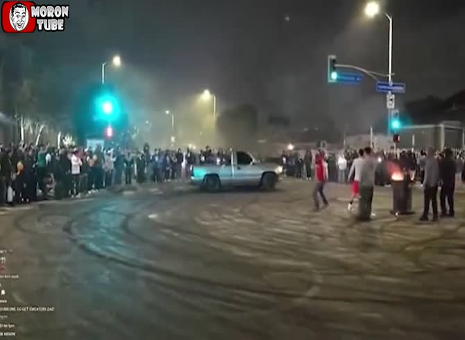Video :At an unlawful demonstration, a truck crashes into the crowd